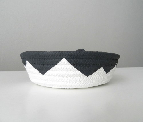 Schale aus Baumwollseil | Caroline Rager | zickzack weiß dunkelgrau