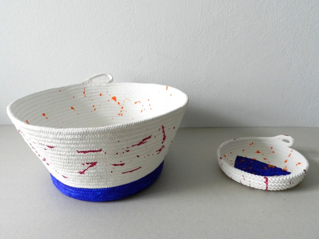 Schalen aus Baumwollseil | Caroline Rager | getropft ultramarin rot orange