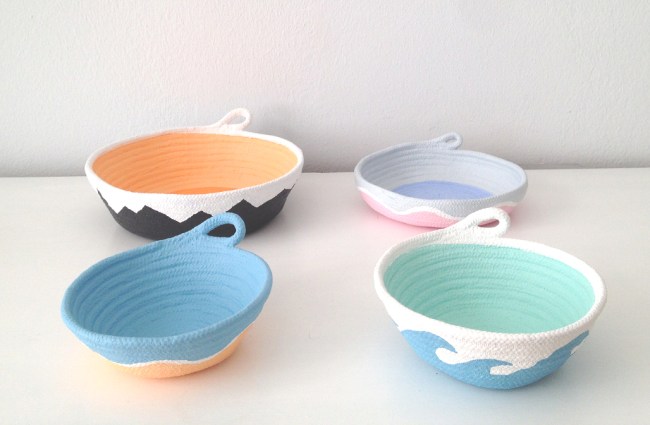 Schalen aus Baumwollseil | Caroline Rager | zickzack wellen orange schwarz blau mint