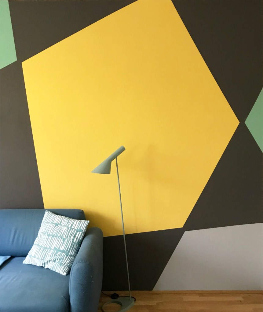 Wandmalerei geometrisch in gelb, mint und grau