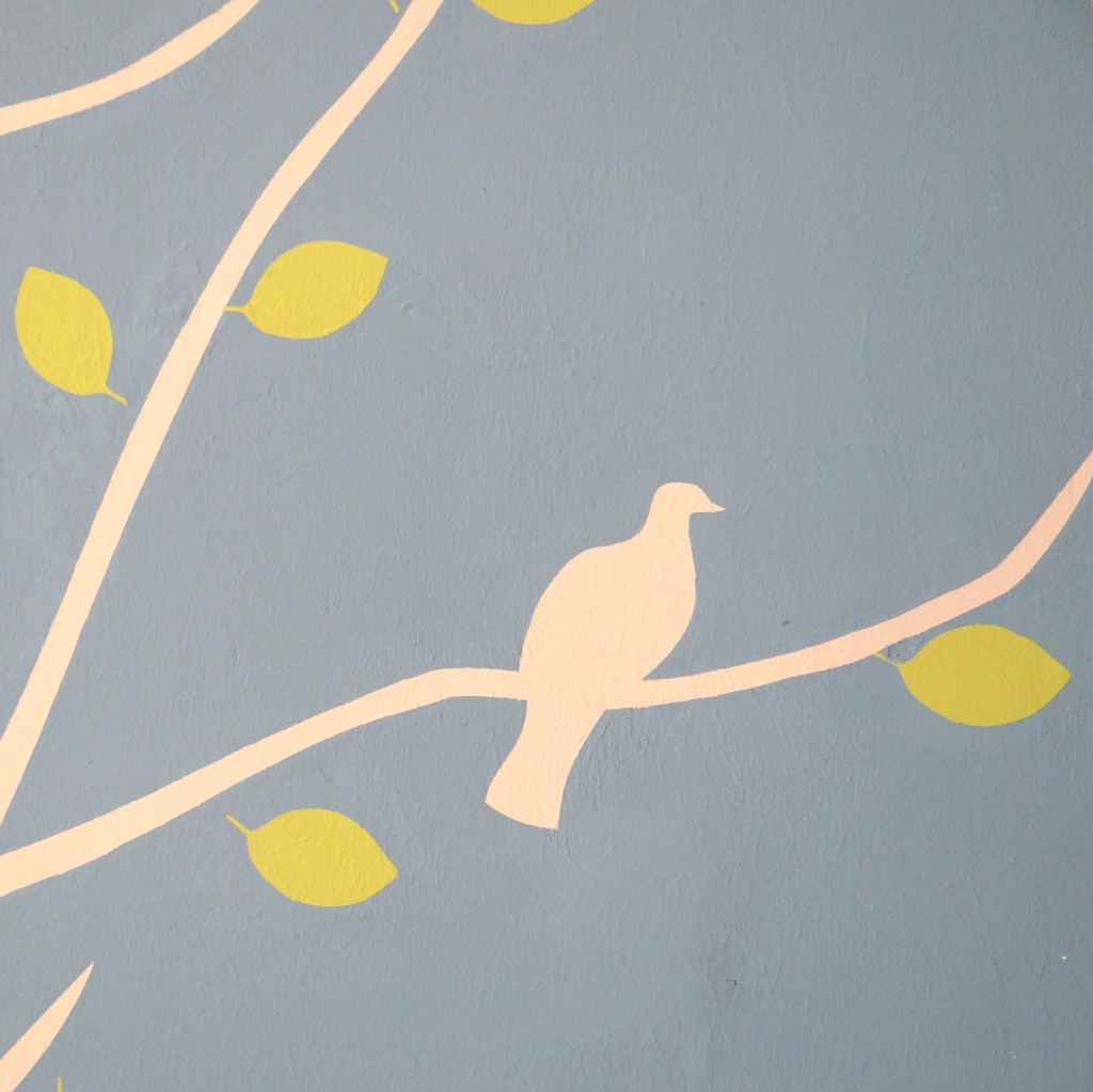 Wandmalerei Detail Baum mit Vogel und Blätter