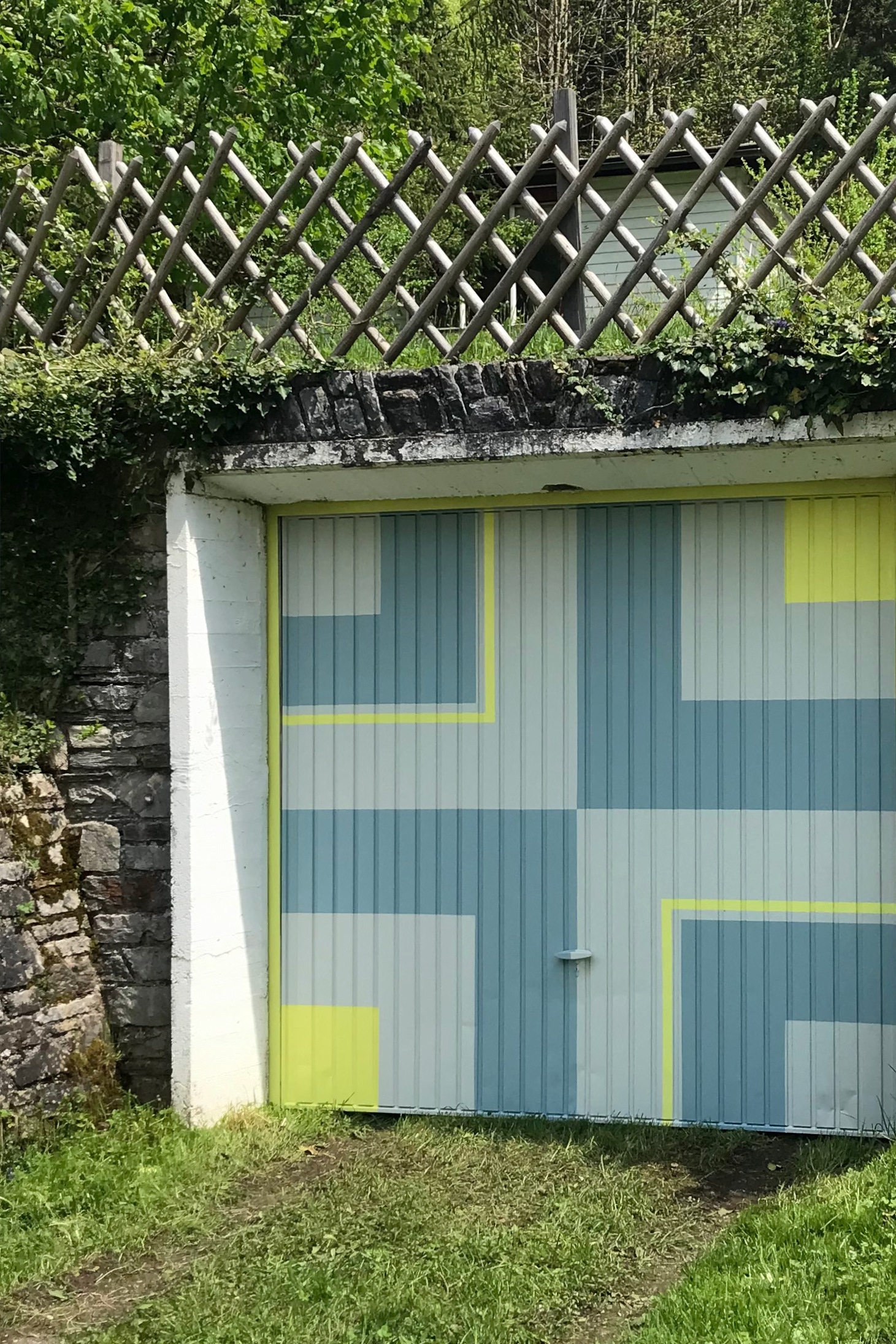 Garagentor farbig gestaltet mit geometrischen Formen Caroline Rager