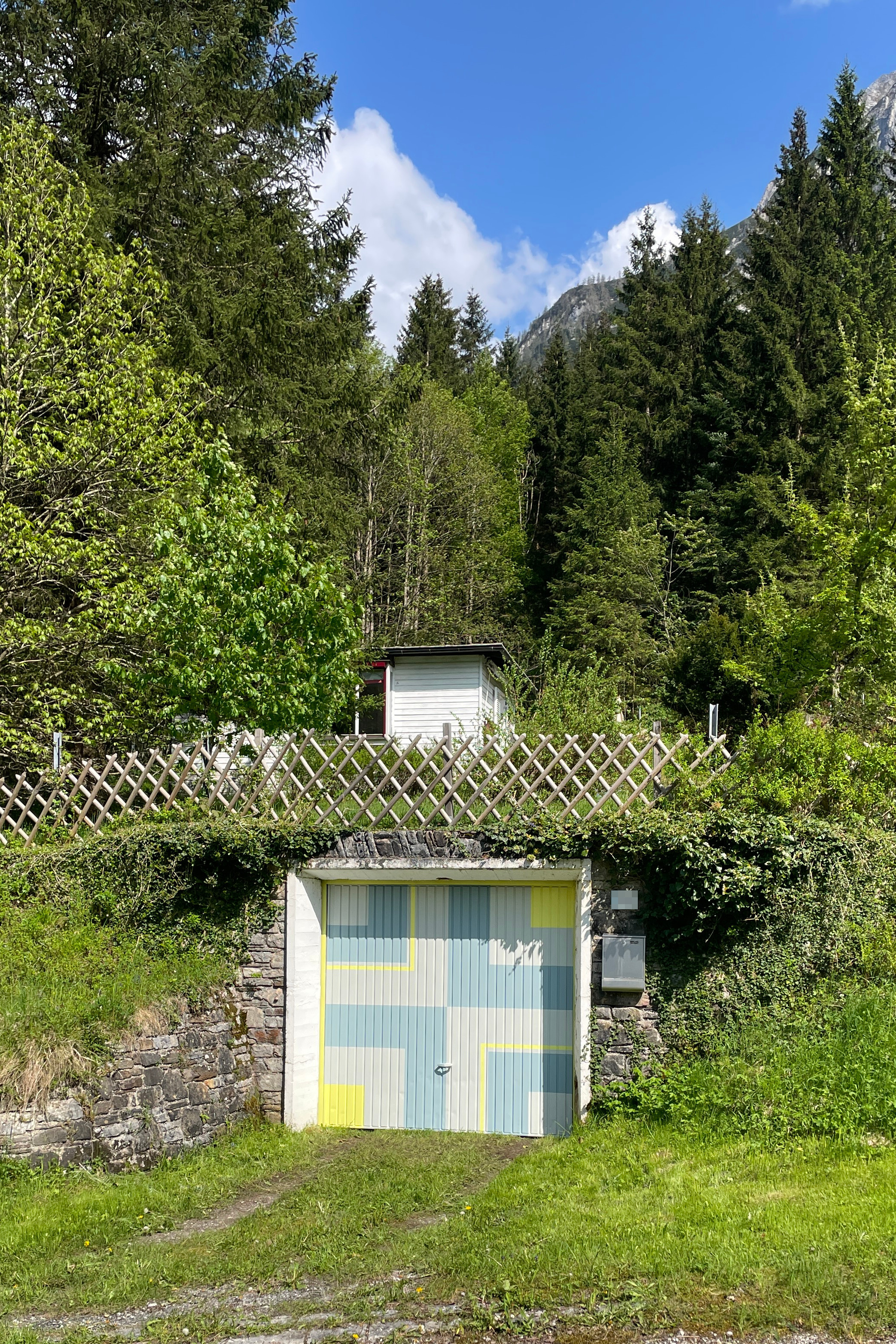 Garagentor aus Metall bemalt mit geometrischen Formen Caroline Rager