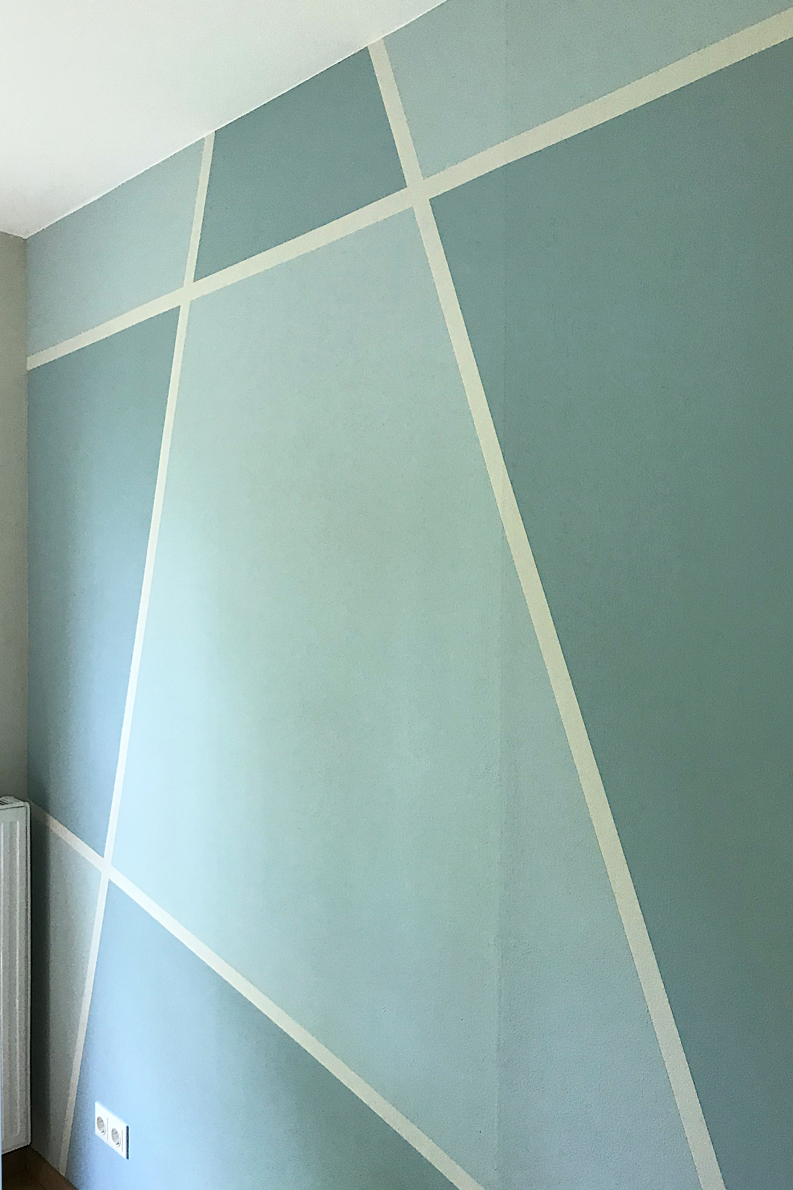 Wandmalerei geometrisch in Blautönen