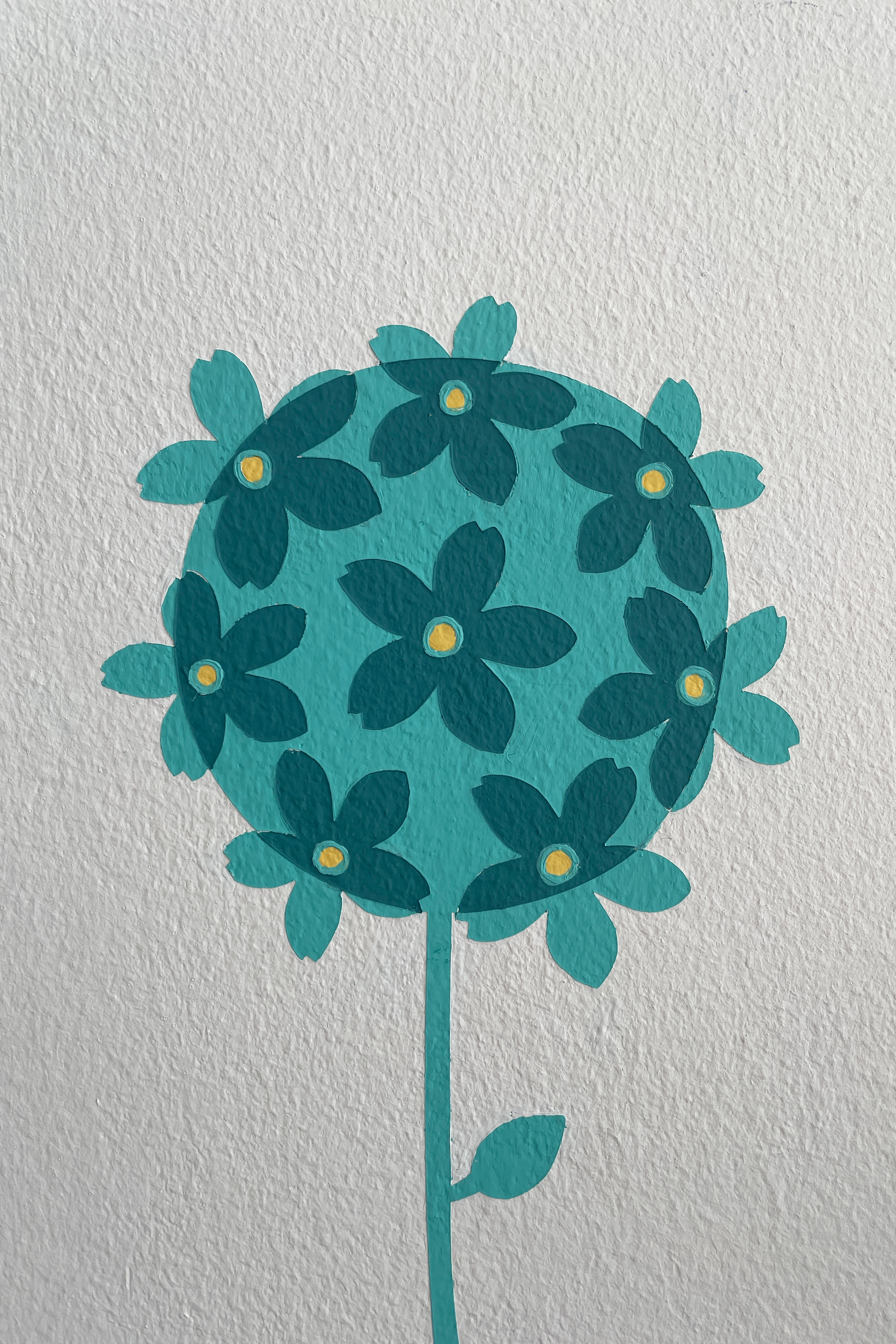 Wandmalerei Caroline Rager Blume im Detail vor hellgrauem Hintergrund