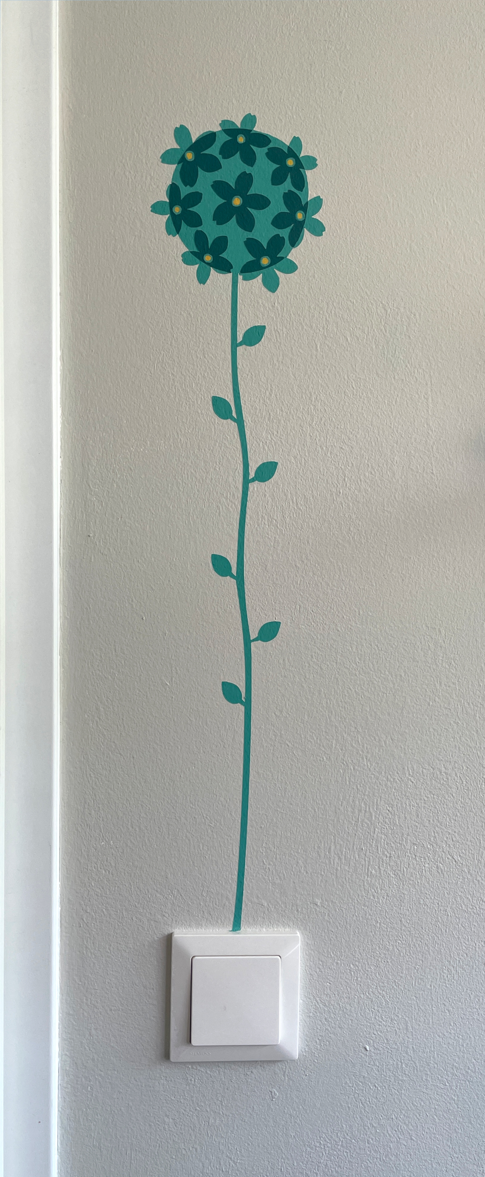 Wandmalerei Detail Blume über Lichtschalter Caroline Rager