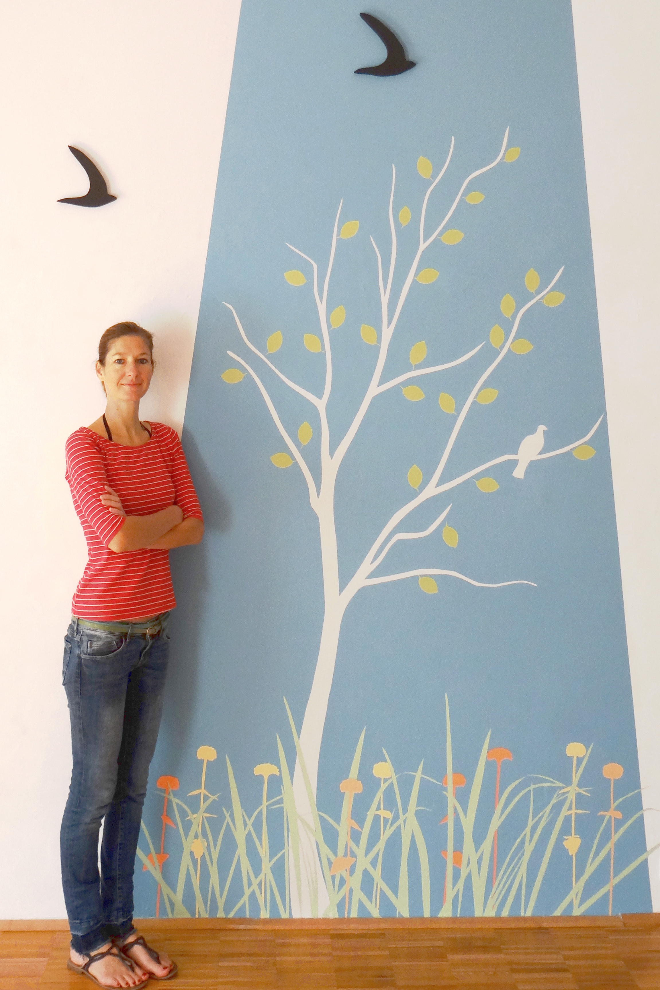 Wandgestaltung Baum mit Blumen und Wiese Caroline Rager