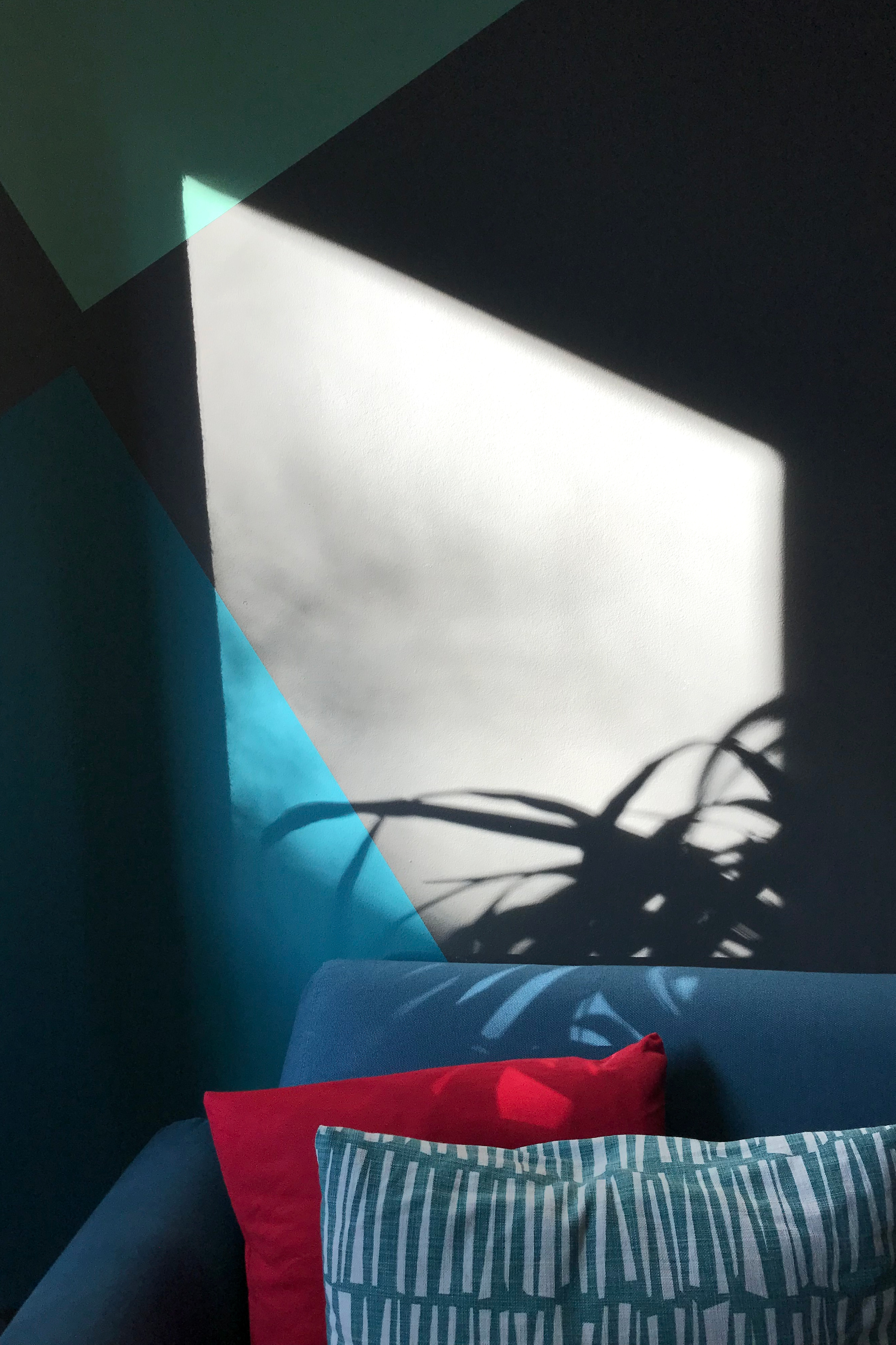 Wandmalerei geometrisch Ausschnitt mit Schattenspiel an der Wand