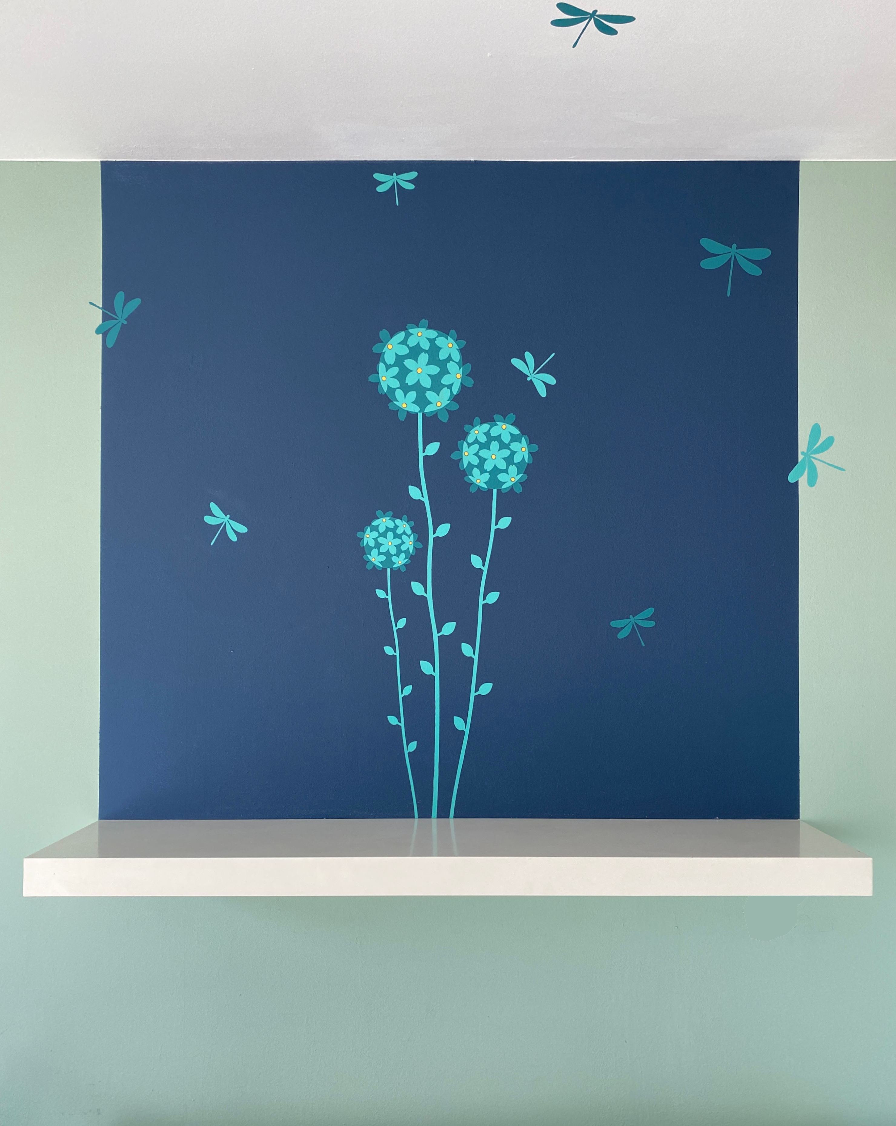 Wandmalerei Blumen mit Libellen, in blau und türkistönen