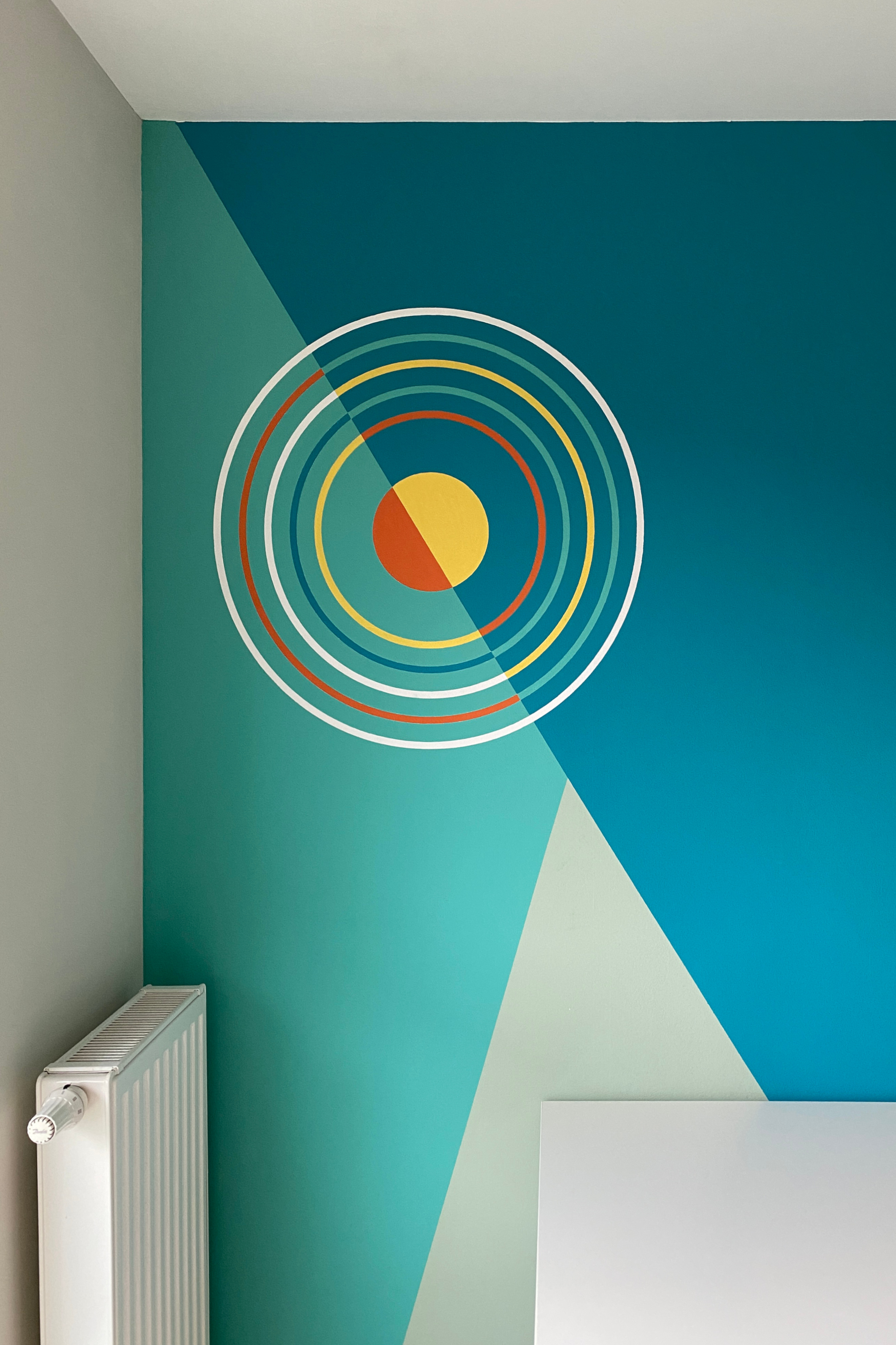 wandmalerei geometrisch petrol, gelb und orange, detail