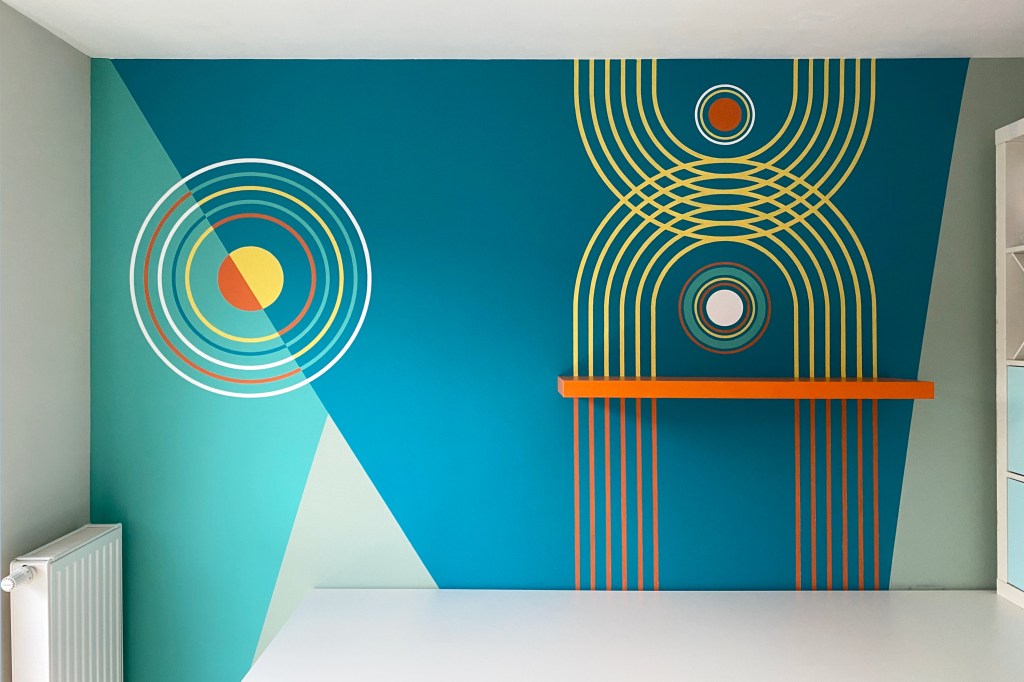 wandmalerei in innenraum, kräftige farben und geometrische formen